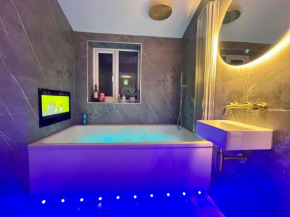 The Lansdowne Hideaway - Brought to you by Coastline Retreats - Newly Refurbished Town centre, Close to beach, Large Jet bath with TV, Netflix, swing and Parking Included